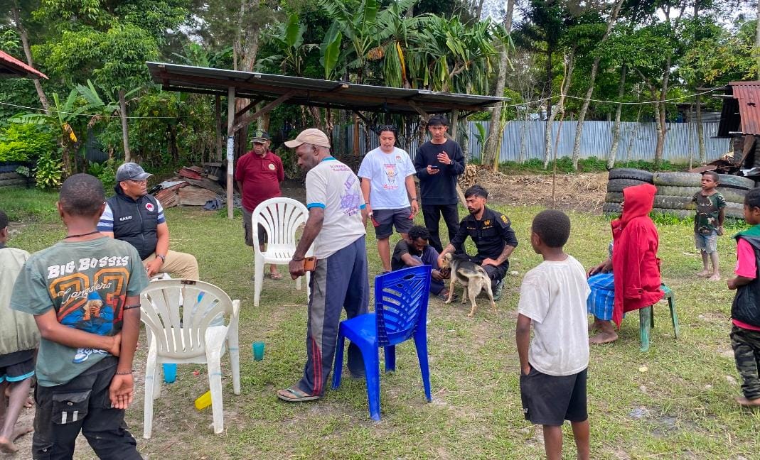 Kasat Narkoba Polres Jayawijaya Iptu J.B Saragih bersama Anggota saat mengamankan seorang bandar narkoba jenis ganja bersama barang bukti seberat 138,54 yang disimpan di rumahnya, Sabtu (22/11/2025)