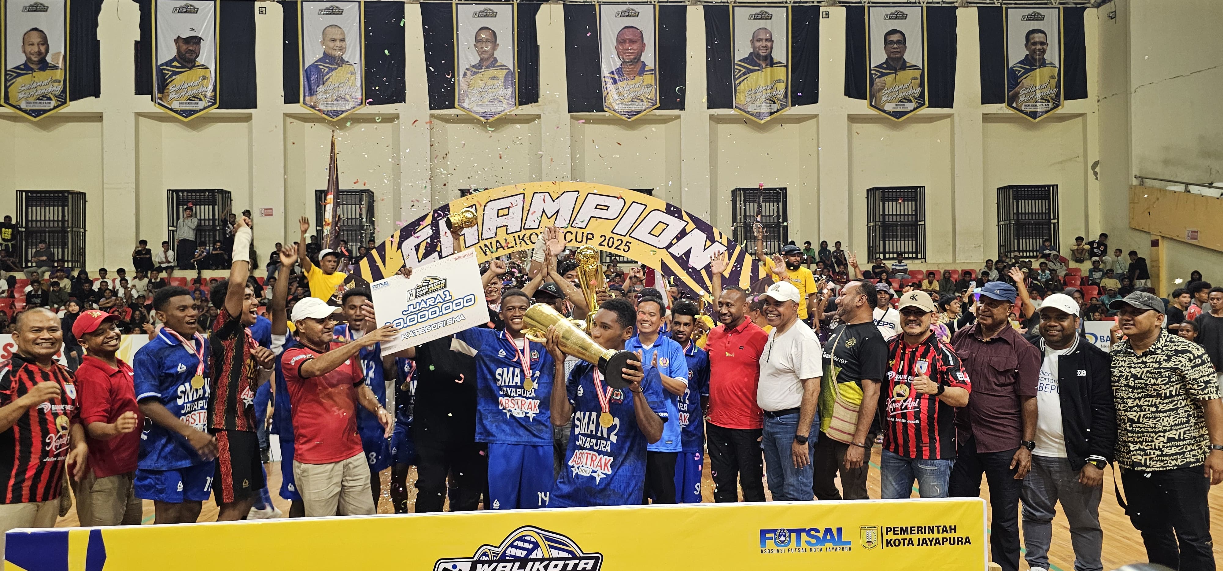 SMA2 Jayapura saat menerima piala juara satu pada ajang Turnamen Wali Kota Cup 2025. (CEPOSONLINE.COM/HANS PALEN).
