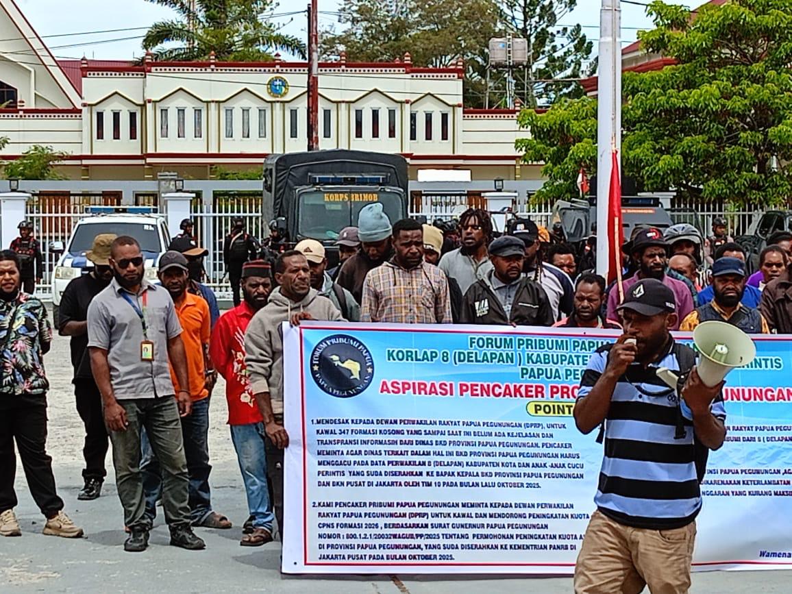 Puluhan pencaker yang tergabung dalam forum pribumi saat mendatangi Kantor DPRP Papua Pegunungan, Senin (24/11/2025)(Ceposonline.com/Deni Tonjau)