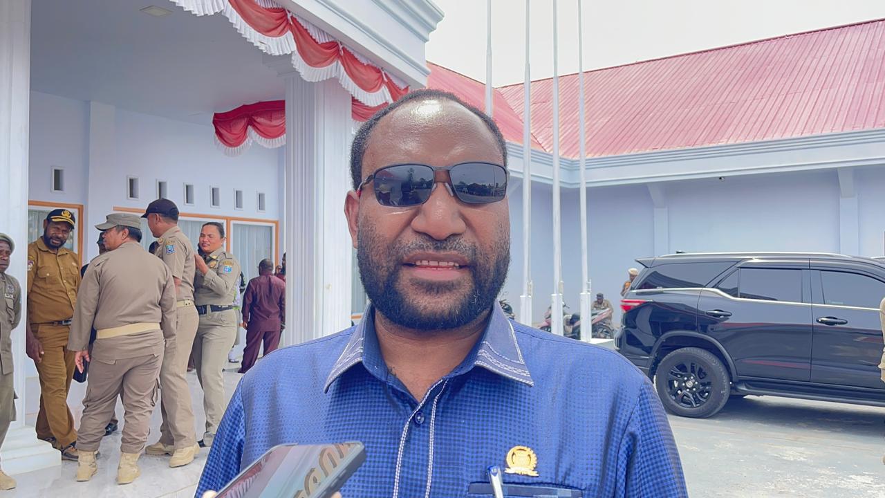Ketua DPR Papua Pegunungan Yos Elopere saat memberikan keterangan di halaman Kantor DPR Papua Pegunungan Wamena. Senin (24/11/2025).(Ceposonlone.com/Deni Tonjau)
