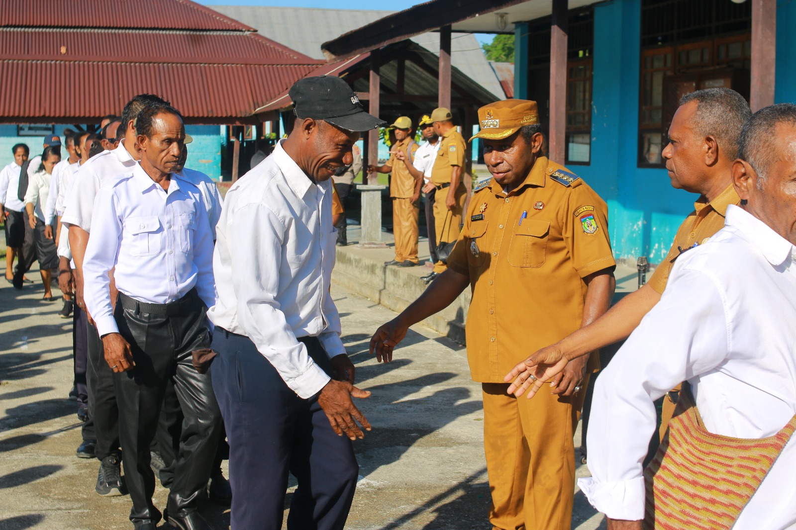 Bupati Waropen Fransiscus Xaverius Mote, bersama Kepala BKPL Waropen Alex Rumbobiar, saat menyamlami para peserta Tes CAT Waropen, di SMA Negeri Waren, Senin (24/11). (CENDERAWASIH POS/ISMAIL)