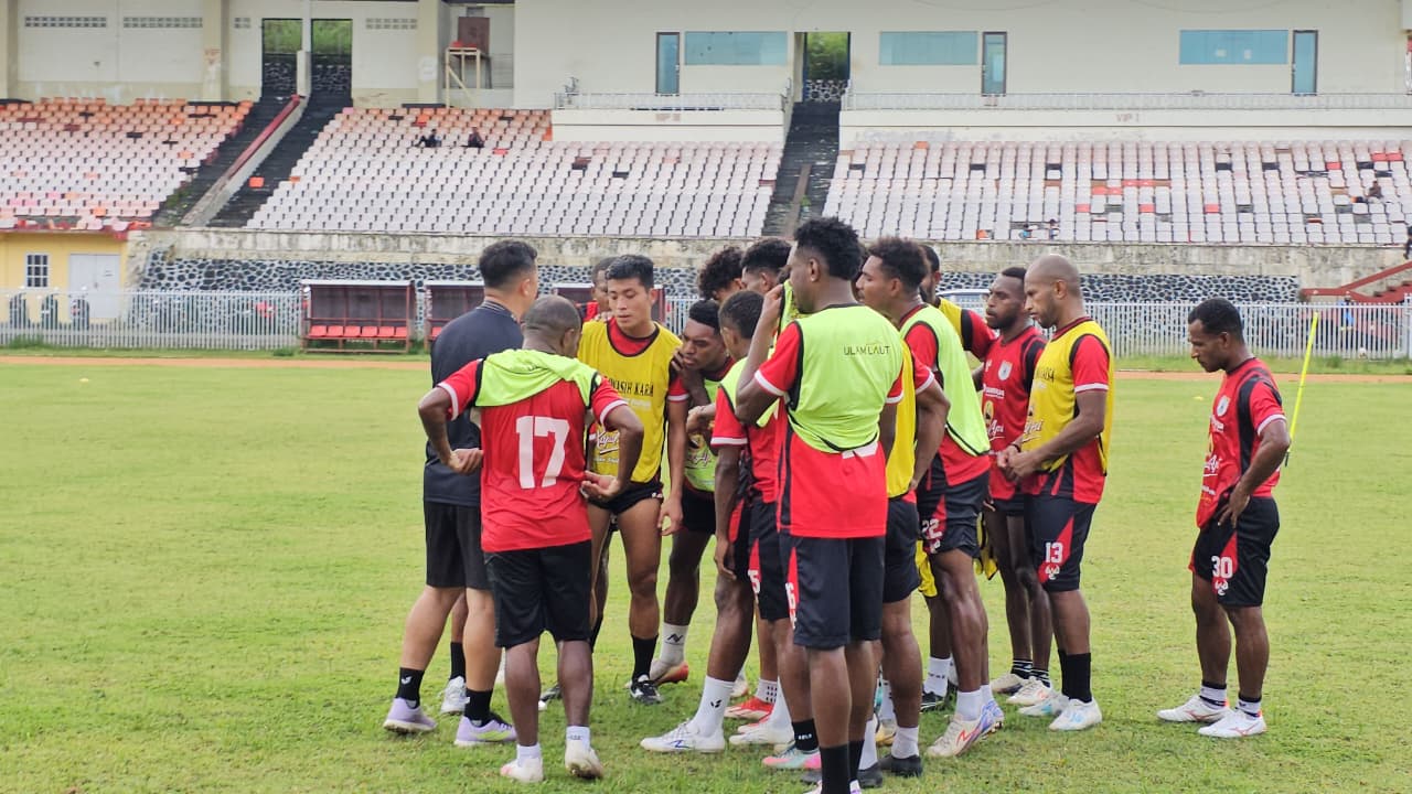 Skuad Mutiara Hitam saat menjalani latihan di Stadion Mandala Jayapura baru-baru ini. (CEPOSONLINE.COM/HANS PALEN).