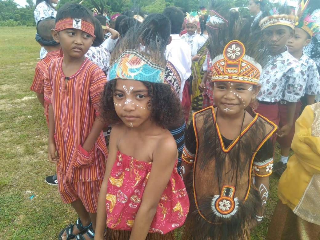 Para siswa PAUD,SD dan SMP Santo Anthoneus Mararena tampil mengenakan pakaian adat dari berbagai daerah saat upacara HUT PGRI ke-80 di halaman sekolah, Selasa (25/11/2025)(CEPOSONLINE.COM/VICKY AMBANI