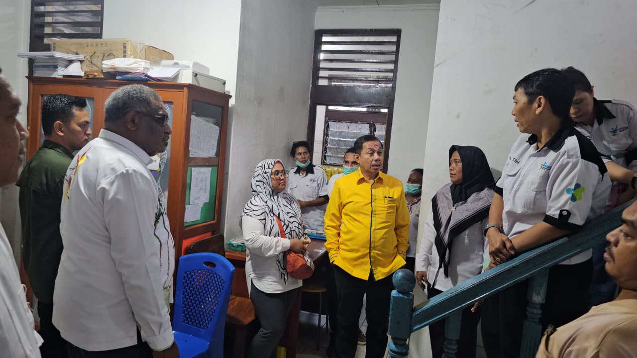 Wali Kota Jayapura, Abisai Rollo dan Wakil Wali Kota, Rustan Saru saat melakukan sidak di Puskesmas Elly Uyo Polimak belum lama ini. (CEPOSONLINE.COM/ HANS PALEN).