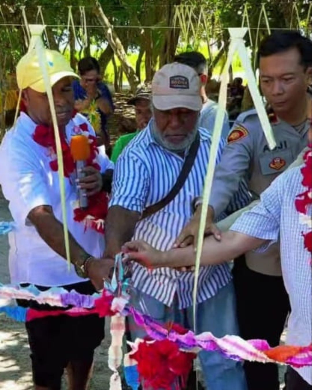 Bupati Sarmi Dominggus Catue meresmikan Rumah Ikan di Pulau Yamna, Selasa (25/11/2025). (CEPOSONLINE.COM/VICKY AMBANI)