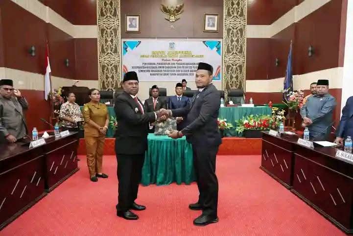 Bupati Sarmi Dominggus Catue menerima dokumen KUA-PPAS APBD 2026 dari Ketua DPRK Sarmi Muhammad Azhari Tiris usai Rapat Paripurna di ruang rapat DPRK Kabupaten Sarmi, Selasa (25/11/2025).