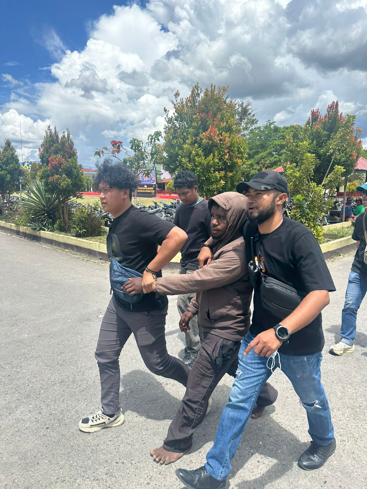 Anggota Sat reskrim Polres Jayawijaya saat mengamankan BE dari depan Kantor Lurah Wamena tepatnya didepan Polres Jayawijaya Rabu (26/11/2025)