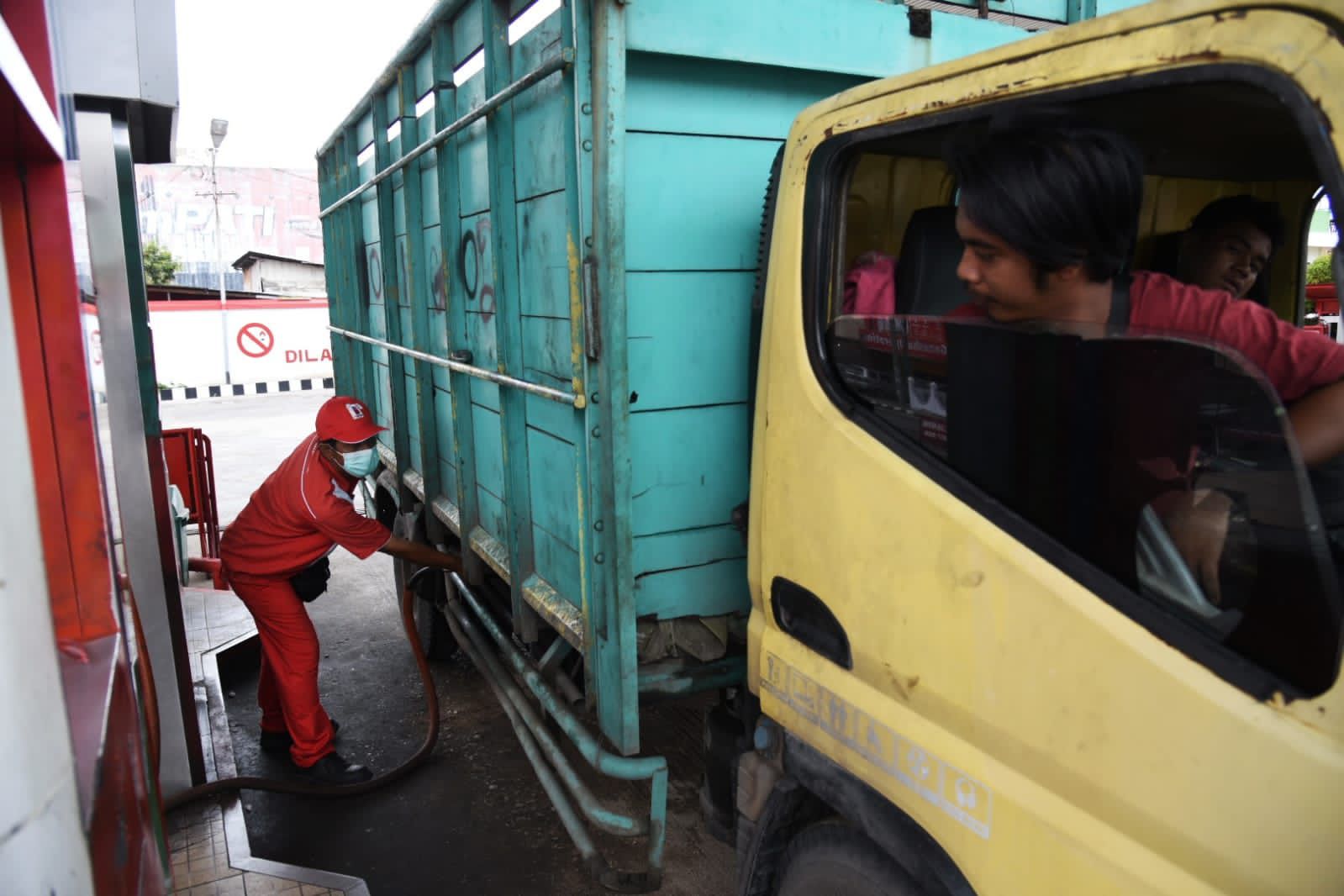 Salah satu SPBU yang sedang melakukan pelayanan kepada masyarakat (Ceposonline.com/Istimewa)