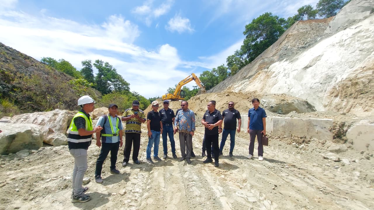 Komisi IV DPR Papua bersama Dinas PU Papua, Tinjau Proyek Ringroad, Kamis (27/11/2025) (CEPOSONLINE.COM/KAREL)