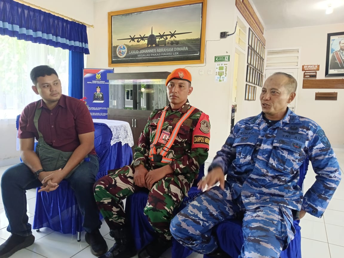 Letkol Pasukan Nugroho Wimbo didampingi dua Perwira Lanud JA Dimara, saat memberikan keterangan kepada wartawan, Kamis (27/11/2025).(Ceposonline.com/Sulo)