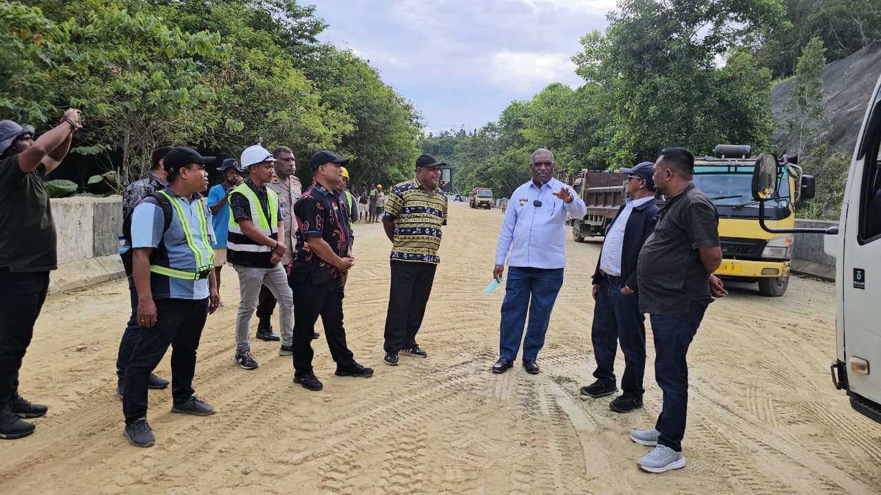 Wali Kota Jayapura, Abisai Rollo saat meninjau proyek pekerjaan longsor di Ring Road, Kamis (27/11/2025) sore. (CEPOSONLINE.COM/HANS PALEN)