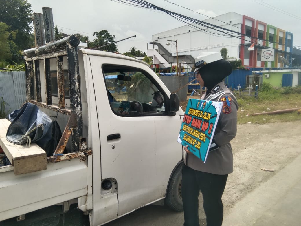 KBO Satlantas Polres Sarmi Ipda Mulyadi saat memimpin kegiatan sweeping ketaatan pengendara di Pertigaan Kampung Lembah Neidam, Distrik Sarmi, Kamis (27/11/2025). (CEPOSONLINE.COM/VICKY AMBANI)