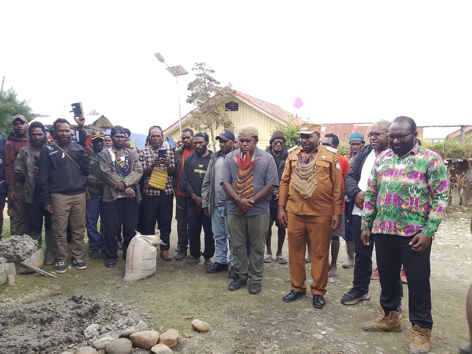 Bupati Intan Jaya, Pastor Dekan, Pengurus Dewan Paroki bersama Umat saat menyaksikan prosesi peletakkan batu pertama pembangunan pastoran di Gereja Katolik Santo Misael Bilogai. (Ceposonline/istimewa)