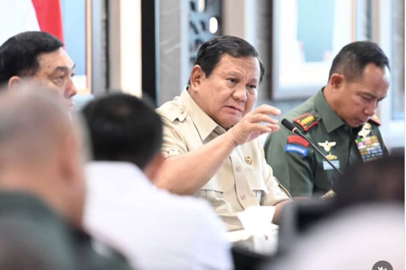 Presiden RI Prabowo Subianto memimpin langsung evaluasi percepatan pembangunan Koperasi Desa/Kelurahan Merah Putih (KDKMP) di Markas Besar TNI, Jakarta, Selasa (25/11/2025).