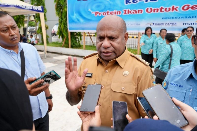 Gubernur Papua Mathius Fakhiri saat ditemui usai peringatan Hari Guru Nasional di Papua, pada Selasa (25/11/2025). ANTARA/Qadri Pratiwi