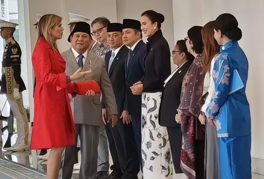 Presiden Prabowo Subianto saat memperkenalkan pejabat Kabinet Merah Putih kepada Ratu Maxima di Istana Merdeka, Jakarta. (Sekpres)