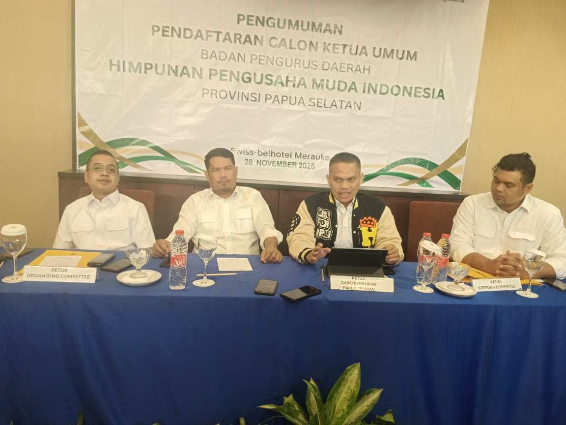 Ketua Carateker BPD HIPMI Papua Selatan Hadi Nainggolan didampingi Ketua Steering Committee Kemas Alfansuri dan Ketua OC Sultan Kertapi saat memberikan keterangan pers di Merauke, Jumat (28/11/2025).