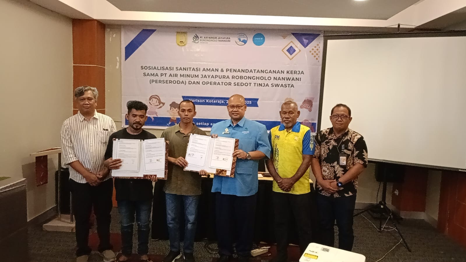 Penandatanganan PKS antara Dirut PT AMJ Entis Sutisna, dengan operator sedot tinja swasta, di Hotel Horison Kotaraja, Jumat (28/11/2025) (CEPOSONLINE.COM/Priyadi)