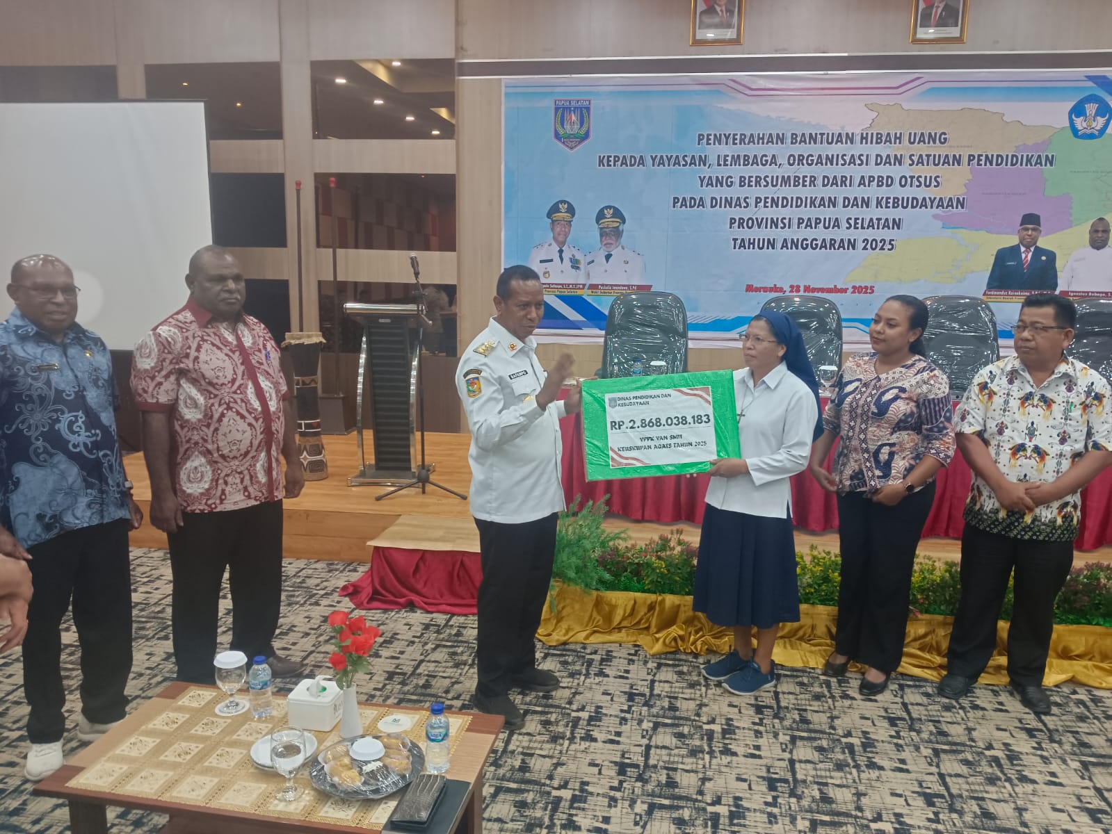 Gubernur Papua Selatan Apolo Safanpo saat menyerahkan secara simbolis bantuan hibah kepada salah satu dari 37 lembaga/organisasi penerima bantuan hibah, Jumat (28/11/2025)(Ceposonline.com/Sulo)