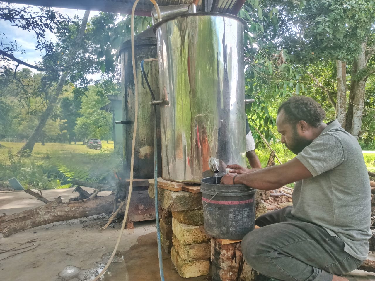 Kelompok Tani Kaptar Kampung Doyo Lama, Distrik Waibu, Kabupaten Jayapura saat melakukan produksi minyak kayu putih, Jumat (28/11/2025). (CEPOSONLINE.COM_YOHANA).