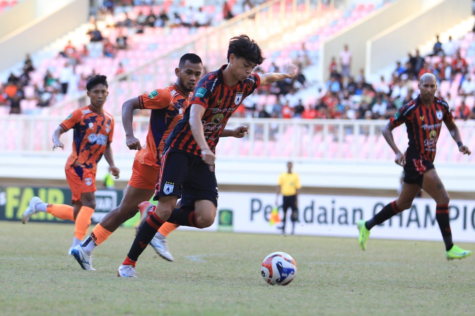 Reno Salampessy saat dikawal pemain Kendal Tornado FC di Stadion Lukas Enembe beberapa waktu lalu. (CENDERAWASIH POS/ERIANTO)