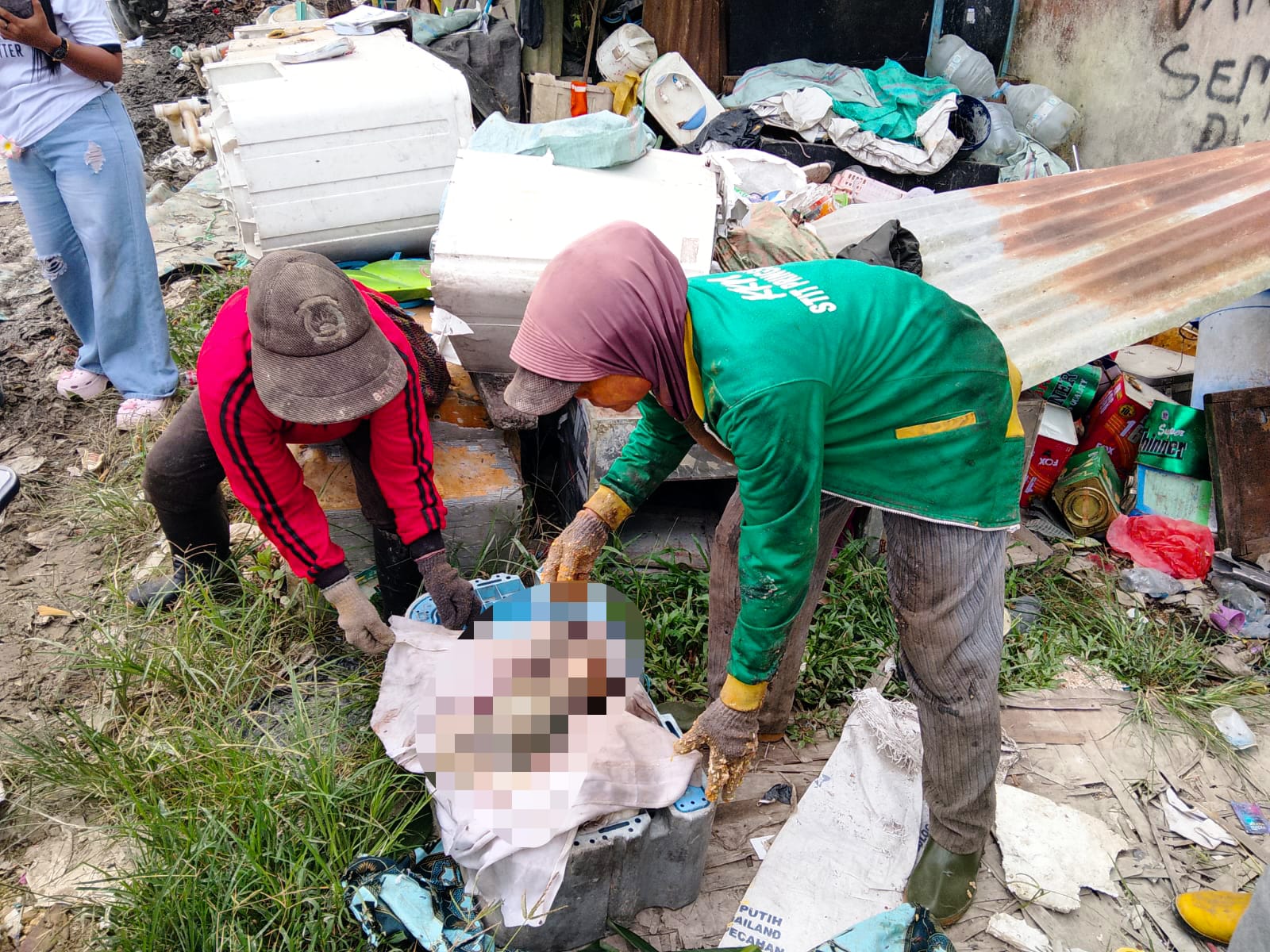 &lrm;Warga saat menemukan Mayat Bayi Laki Laki di TPA Koya Koso, Jumat (28/11/2025) sekitar pukul 07.40 WIT (CEPOSONLINE.COM/Humas Polresta)