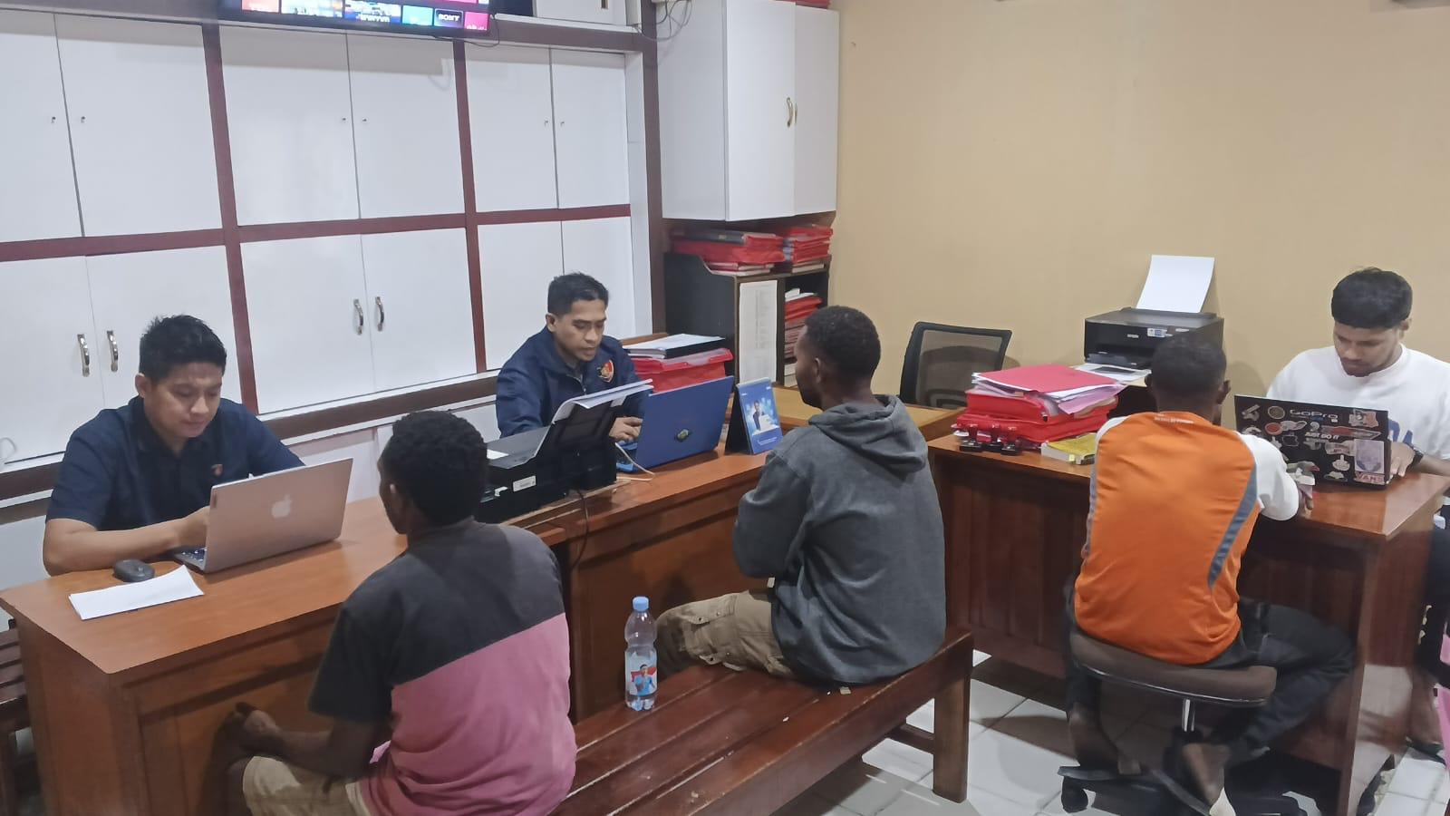 &lrm;Tersangka pengeroyokan di Entrop saat menjalani pemeriksaan di Mapolresta Jayapura Kota, Kamis (27/11/2025) (CEPOSONLINE.COM/Humas Polresta)