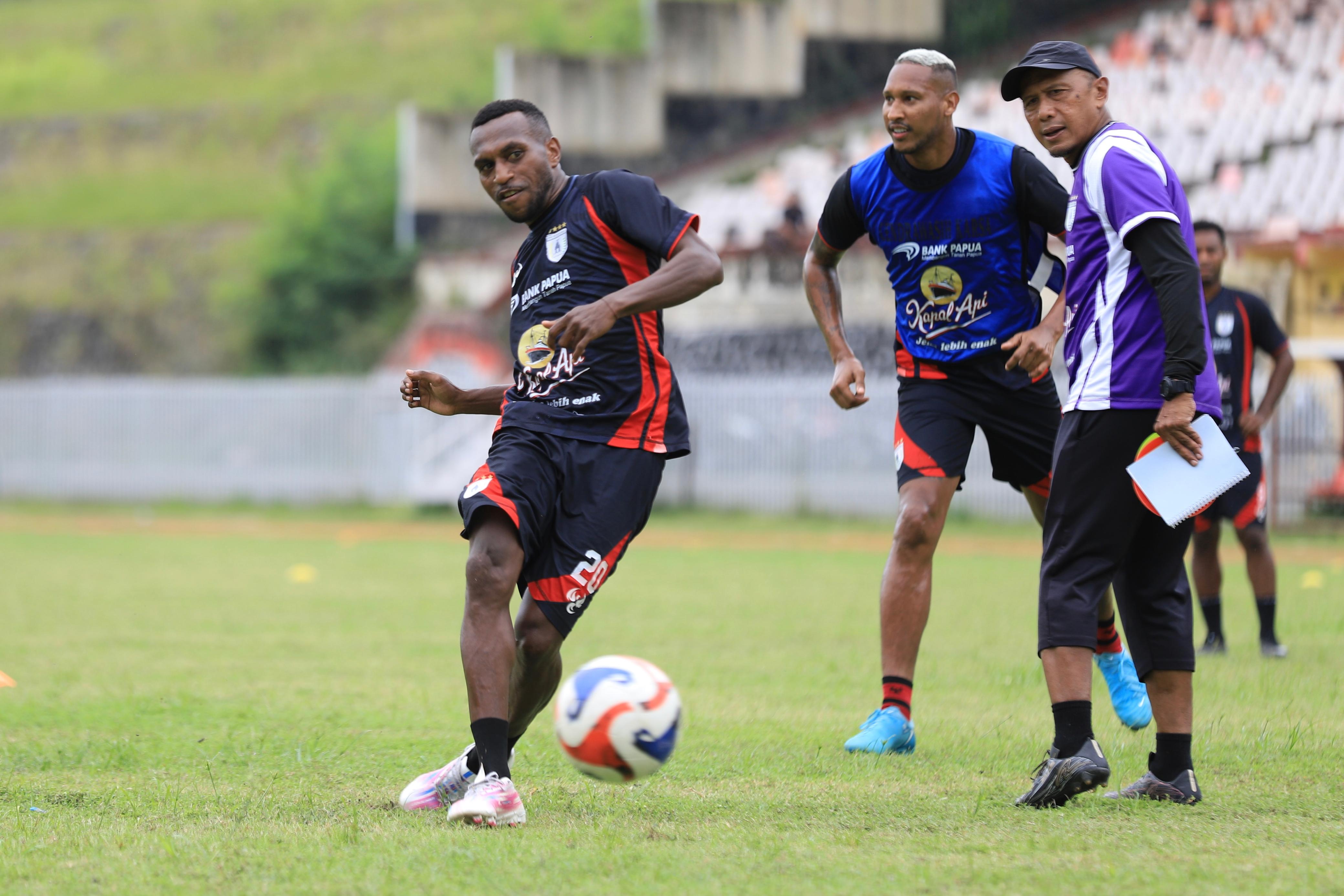 Pelatih Kepala Persipura, Rahmad Darmawan saat memberikan latihan di Stadion Mandala Jayapura beberapa waktu lalu. (CEPOSONLINE.COM/ERIANTO)