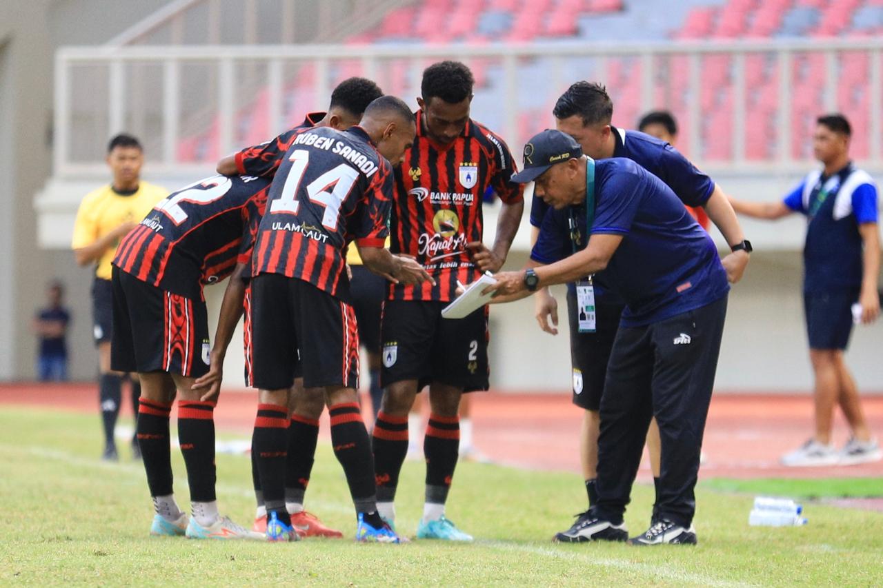 Coach RD saat memberikan instruksi kepada pemainnya dalam laga Championship 2025/2026 yang berlangsung di Stadion Utama Lukas Enembe beberapa waktu lalu. (CEPOSONLINE.COM/ERIANTO)
