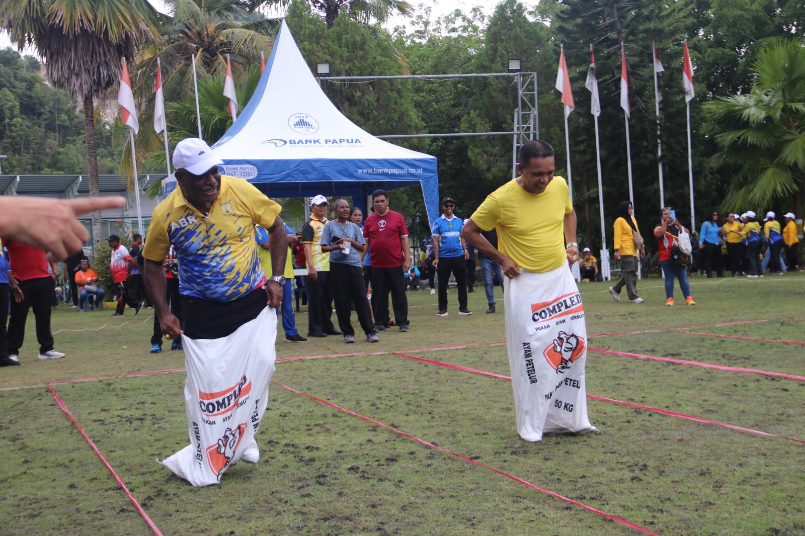 Wali Kota Jayapura, Abisai Rollo saat mengikuti lomba lari karung pada peringatan HUT KORPRI tingkat Kota Jayapura, Jumat (28/11/2025). (CEPOSONLINE.COM/HUMAS PEMKOT).