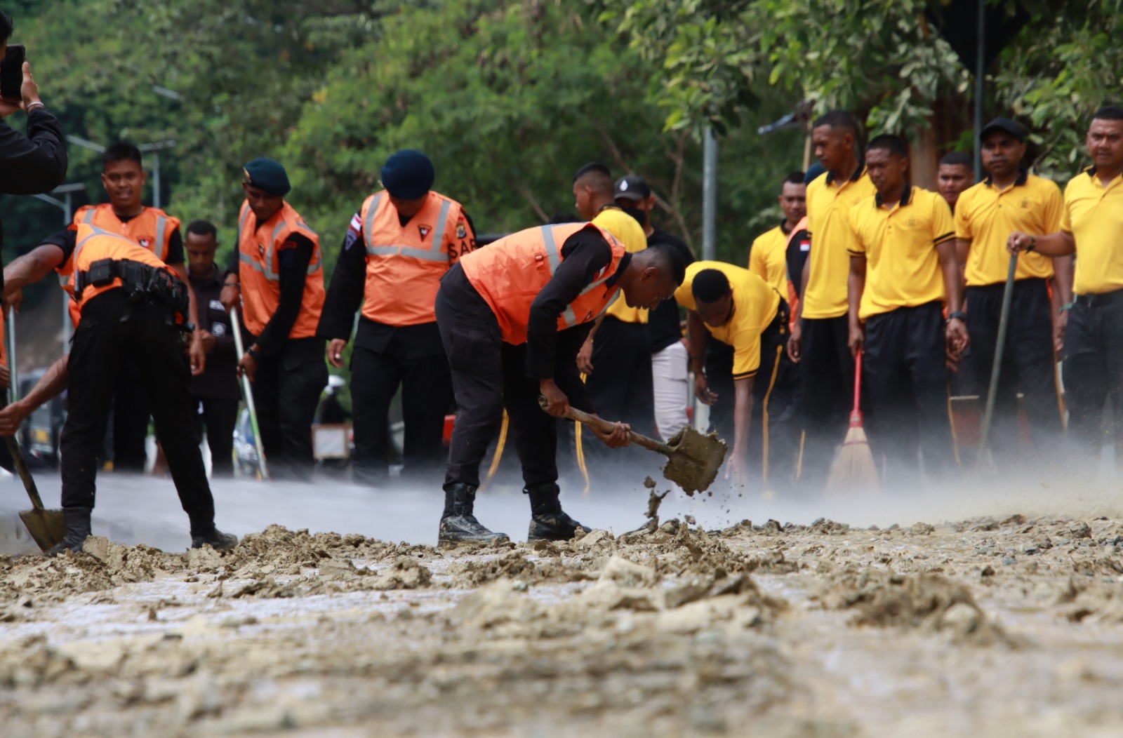 Puluhan personel Brimob Polda Papua ketika dikerahkan membersihkan material pasca pengerukan di jalur ring road, Jumat (28/11/2025) (CEPOSONLINE/GAMEL CEPOS)