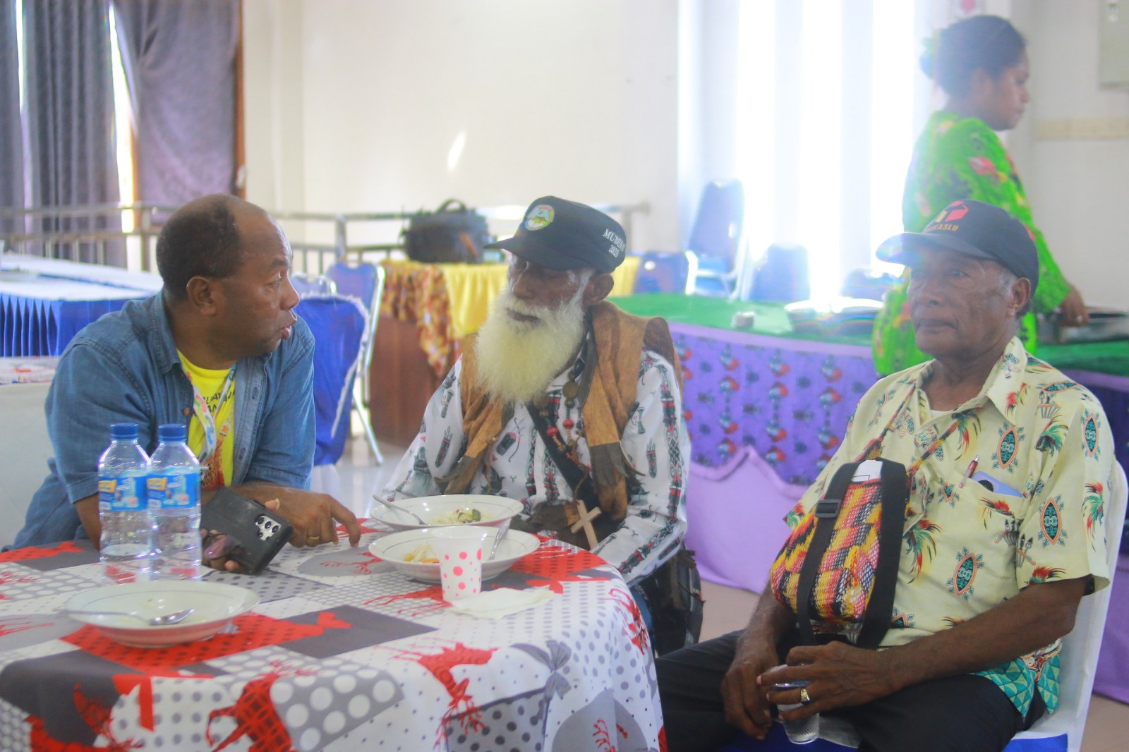 Ketua Komnas HAM Papua Frits Ramandei, saat berdiskusi santai bersama para tetua adat Waropen, pada kegiatan Musyawarah Besar Masyarakat Adat Waropen, Kamis (27/11). (CENDERAWASIH POS/ISMAIL)