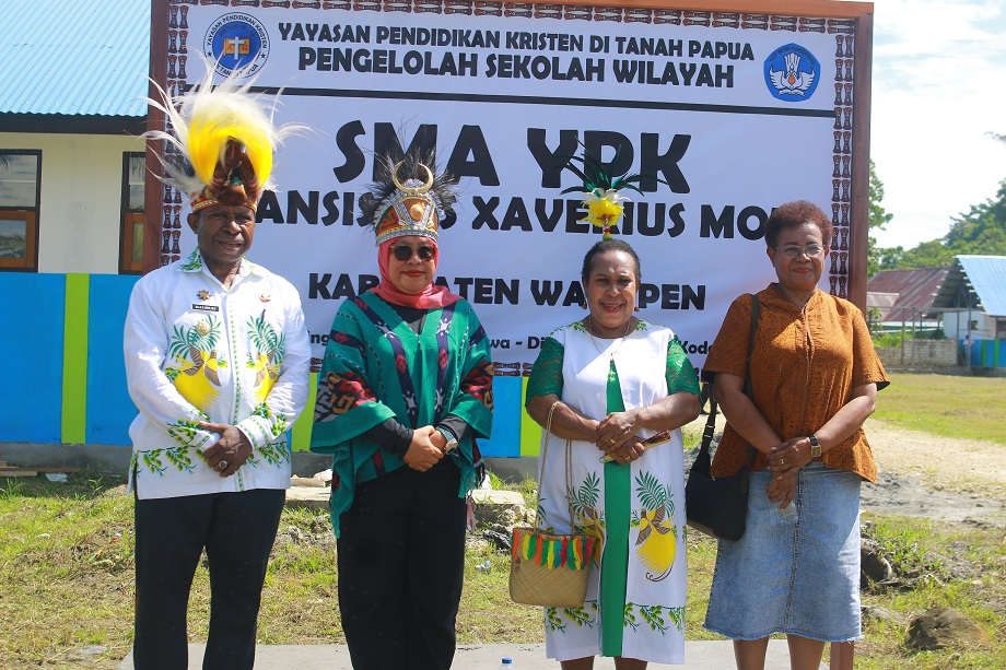 Bupati Waropen, Fransiscus Xavierus Mote, bersama istri dan perwakilan Menteri HAM RI saat berada di SMA YPK Fransiscus Xaverius Mote, Rabu (26/11). (CENDERAWASIH POS/ISMAIL)