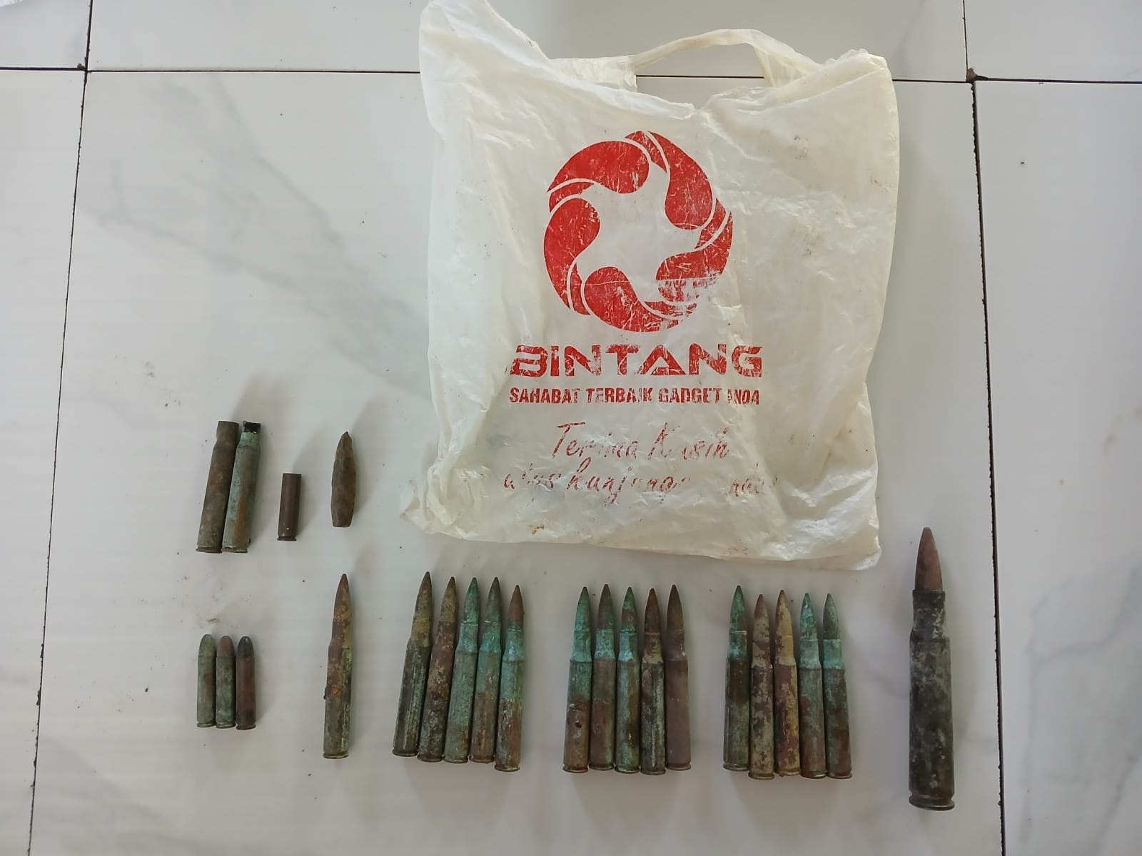 Barang bukti peluru dan selongsong peluru yang ditemukan warga di Timika, Mimika, Papua Tengah. (Dok Polres Mimika)