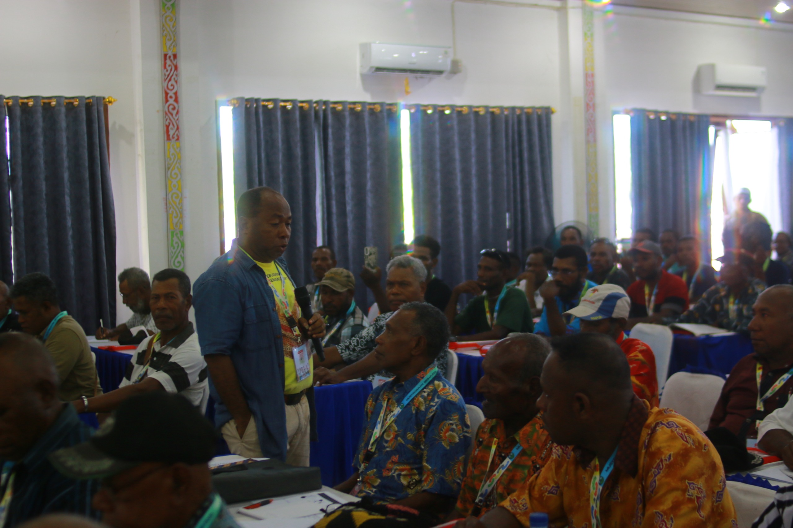 Ketua Komnas HAM Papua Frits Ramandei, saat memberikan materi kepada masyarakat Adat perwakilan adat di Waropen, Kamis (27/11).  (CENDERAWASIH POS/ISMAIL)