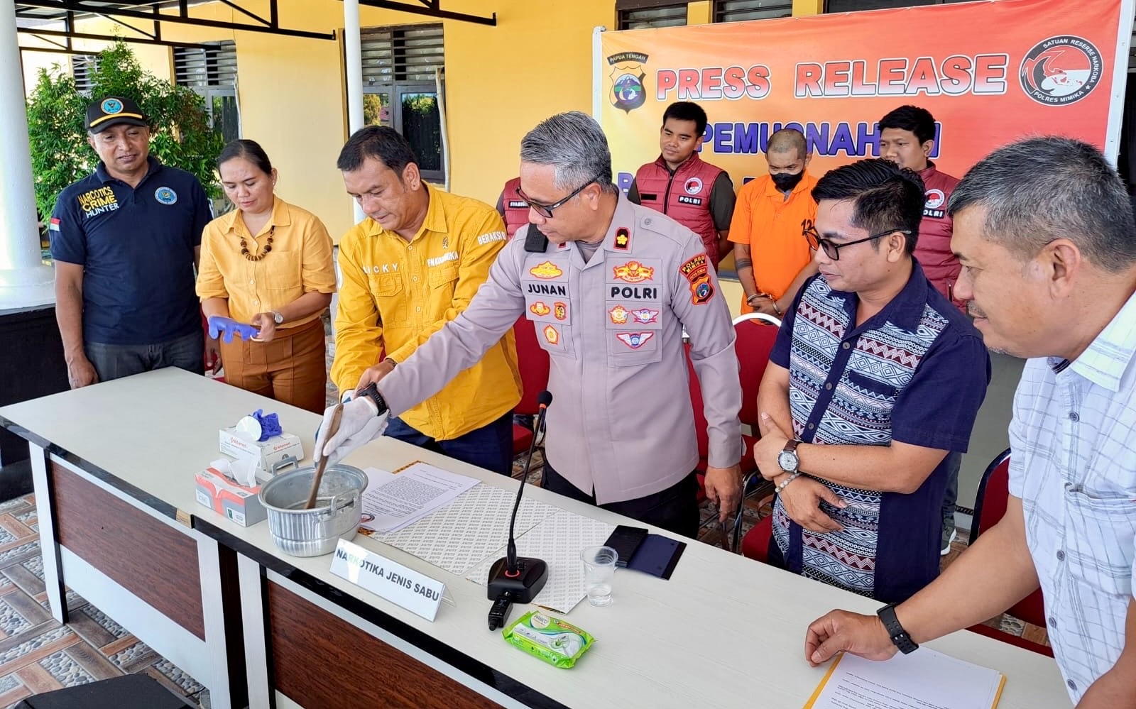 Proses pemusnahan barang bkti narkotika golongan I, jenis sabu-sabu yang dimusnahkan di Mapolres Mimika di Jalan Agimuga, Mile 32, Mimika, Papua Tengah, Jumat (28/11/2025), (Cenderawasih Pos/wahyu)