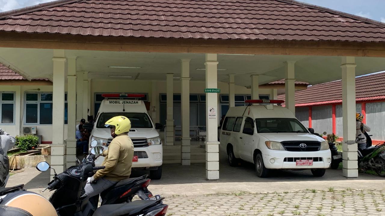 Suasana di depan ruang jenazah RSUD Mimika, Sabtu (29/11/2025), (Foto: Cenderawasih Pos/Moh. Wahyu Welerubun).