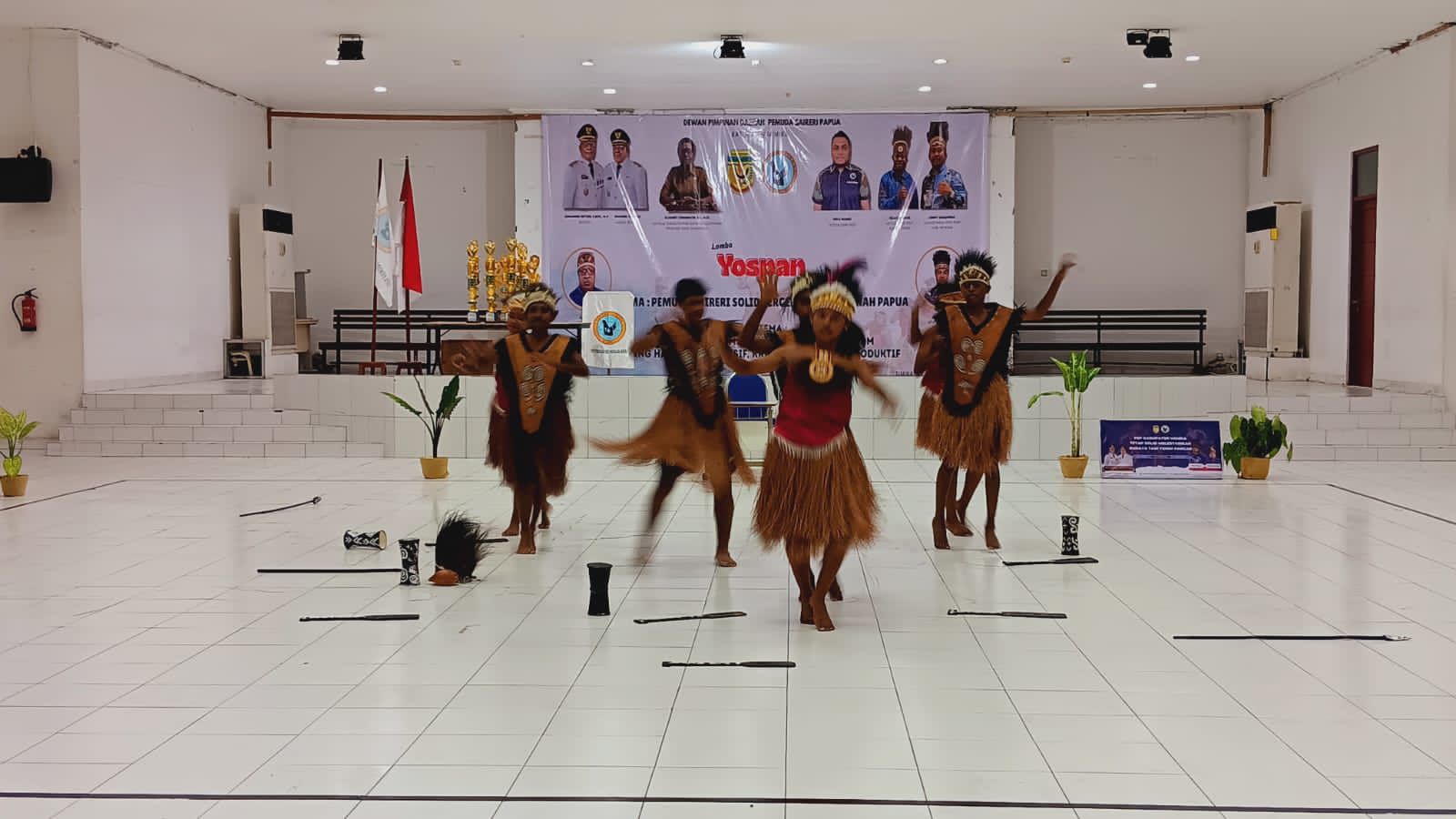 Salah satu kelompok peserta yang tengah mengikuti lomba Yospan dalam rangka memperingati HUT ke-7 Pemuda Saireri Papua (PSP), di Aula MPCC Timika, Sabtu (29/11/2025). (Foto: Cenderawasih Pos/Wahyu)