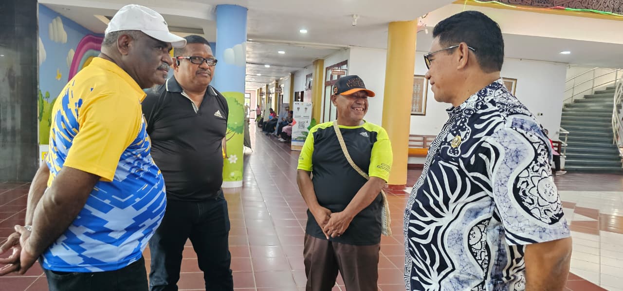 Wali Kota Jayapura, Abisai Rollo saat berdiskusi dengan Plt.Sekda Kota Jayapura, Muchlis Karim. (CEPOSONLINE.COM/HANS&nbsp;PALEN)