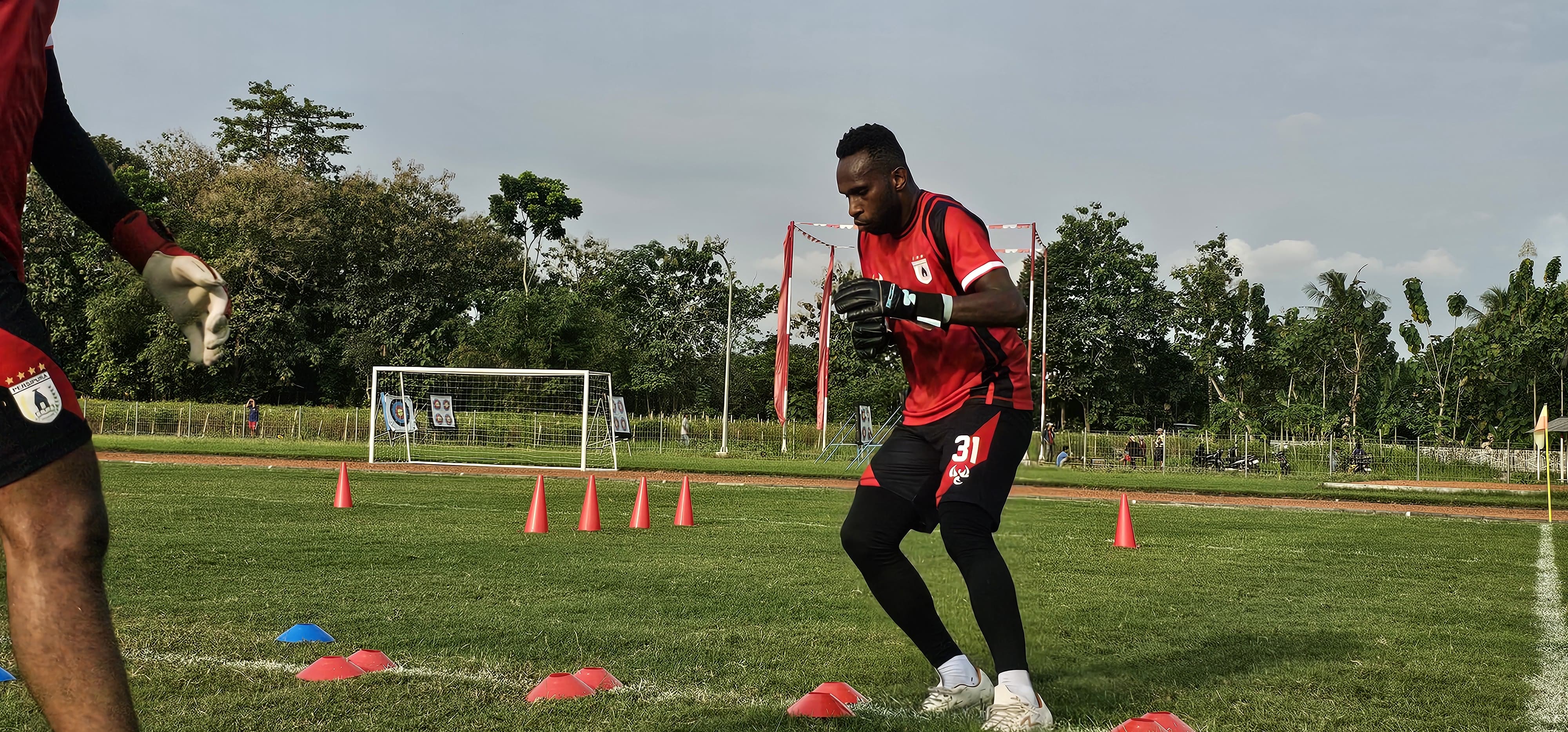 Jhon Pigai saat berlatih bersama rekan-rekannya di Persipura. (CEPOSONLINE.COM/HANS PALEN).