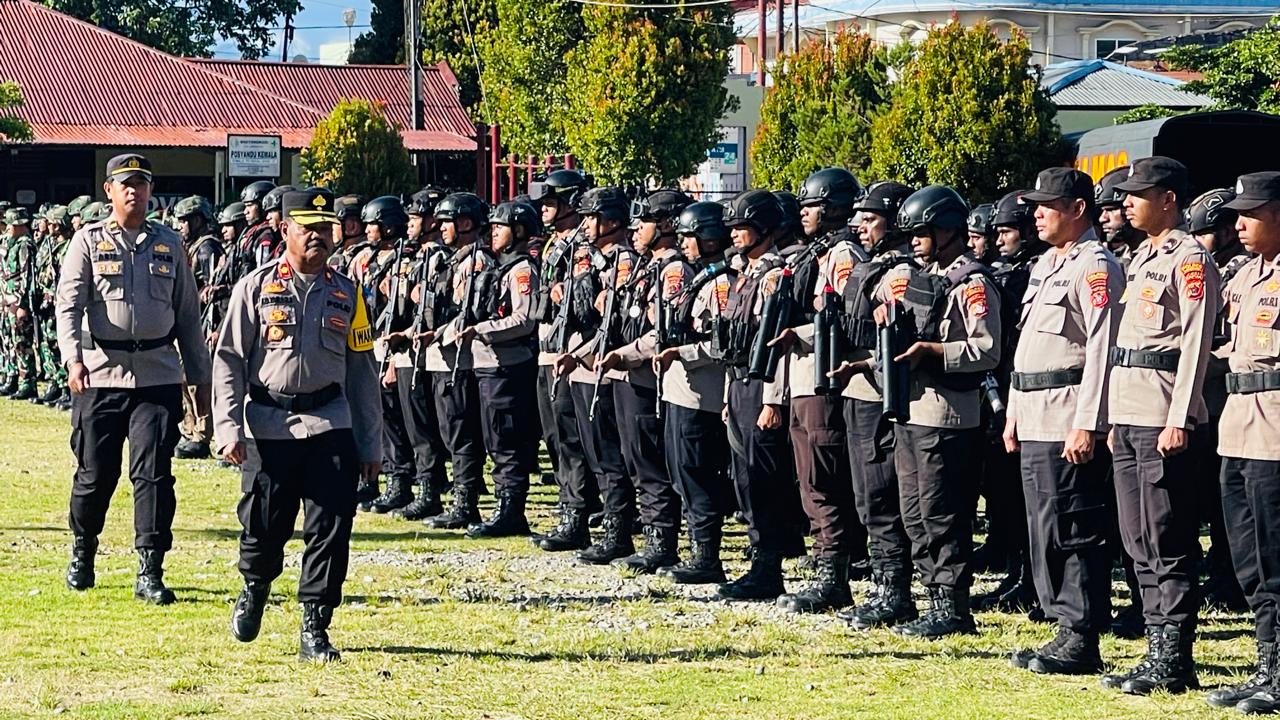 Wakapolres Jayawijaya Kompol F.D. Tamaila melakukan pengecekan personel dalam apel kesiapsiagaan di halaman Mako Polres Jayawijaya, Sabtu (29/11/2025).