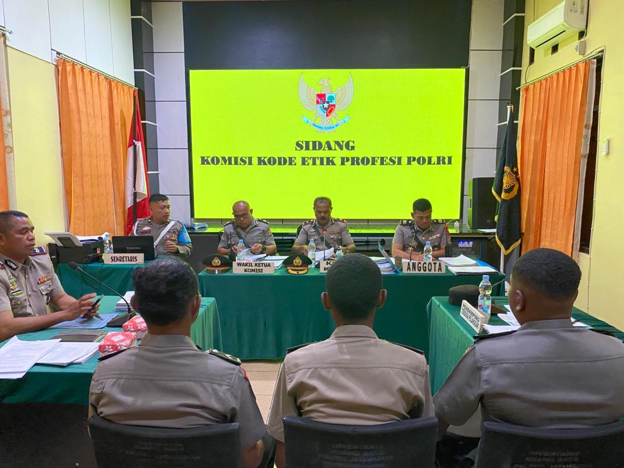 4 Anggota Polres Jayawijaya saat mengikuti Sidang Komisi Kode Etik Provesi Polri yang dipimpin Wakapolres Jayawijaya Kompol F.D Tamaila Sebagai Ketua di Polres Jayawijaya. Sabtu (29/11/2025) malam.