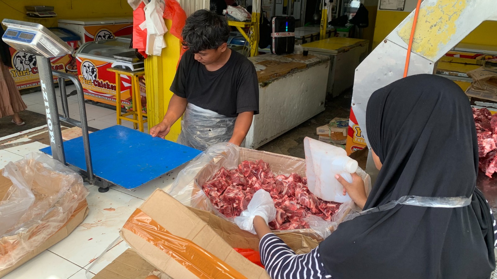 Dua karyawan Yuri Chiken sedang memisahkan daging yang baru dipotong. (Cenderawasih Pos/Moh. Wahyu Welerubun).