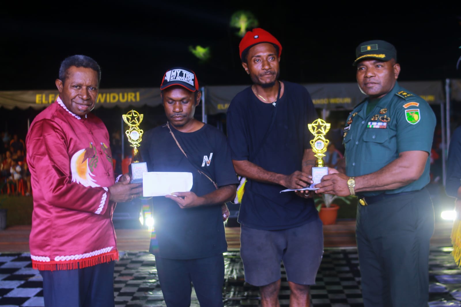 Bupati Waropen saat memberikan hadiah lomba-lomba pada penutupan Festival Seribu Bakau Waropen, Sabtu malam( 29/11).  (CENDERAWASIH POS/ISMAIL)