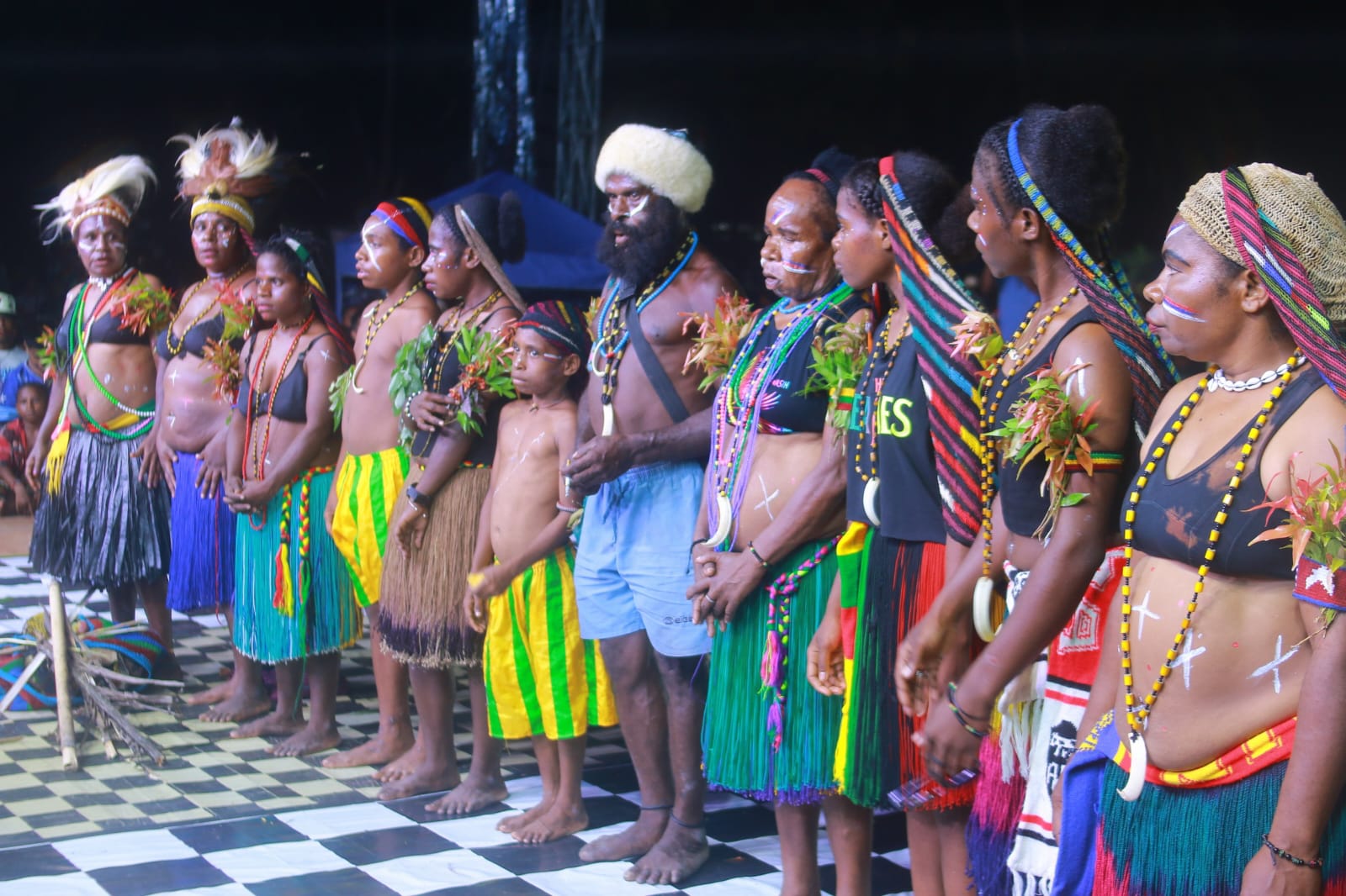 Warga masyarakat Kirihi dan Walai saat menampilkan peragaan "Cerita Bertahan Hidup di Alam" pada panggung Festival Seribu Bakau Waropen, Sabtu 29 November 2025. (CENDERAWASIH POS/ISMAIL)