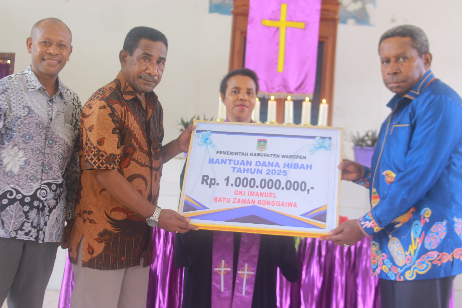Bupati Waropen Fransiscus Xaverius Mote, saat memberikan bantuan hibah keagamaan kepada sejumlah gereja di Waropen, Minggu (30/11). (CENDERAWASIH POS/ISMAIL)