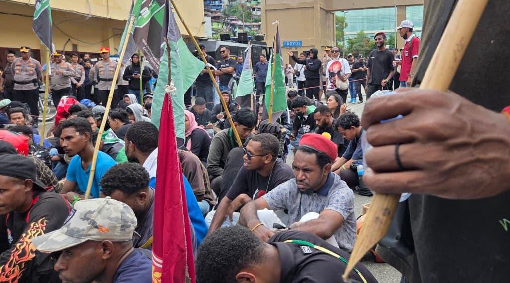 Tampak aksi demo di Depan Polda Papua beberapa waktu lalu. (Dok. Cenderawasih&nbsp;Pos)