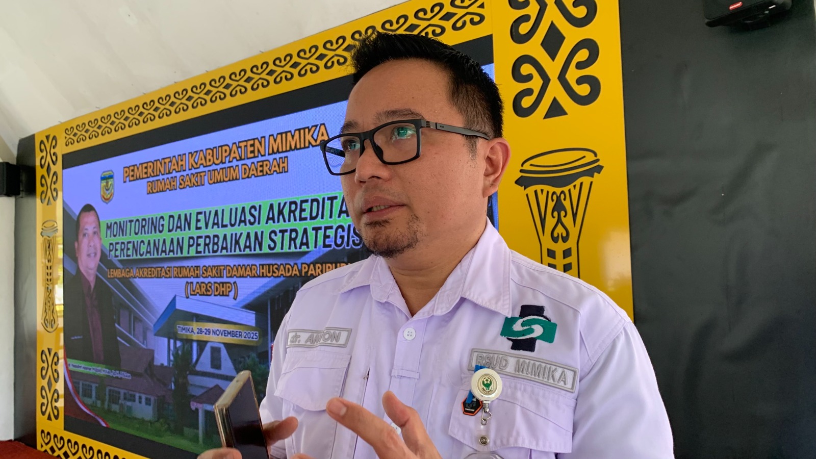 Direktur RSUD Mimika, Antonius Pasulu, saat diwawancara Cenderawasih Pos pada Sabtu, 29 November 2025. (CENDERAWASIH POS/WAHYU&nbsp;WELERUBUN)