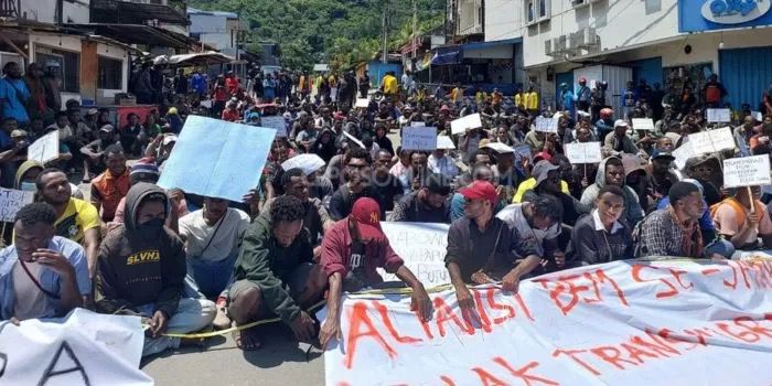 Aksi demo ratusan mahasiswa menolak program transmigrasi Presiden Prabowo Subianto di Papua. Aksi ini digelar di Lingkaran Abepura, Kota Jayapura, Papua, Senin (4/11/2024). (Dokumen Cenderawasih&nbsp;Pos)