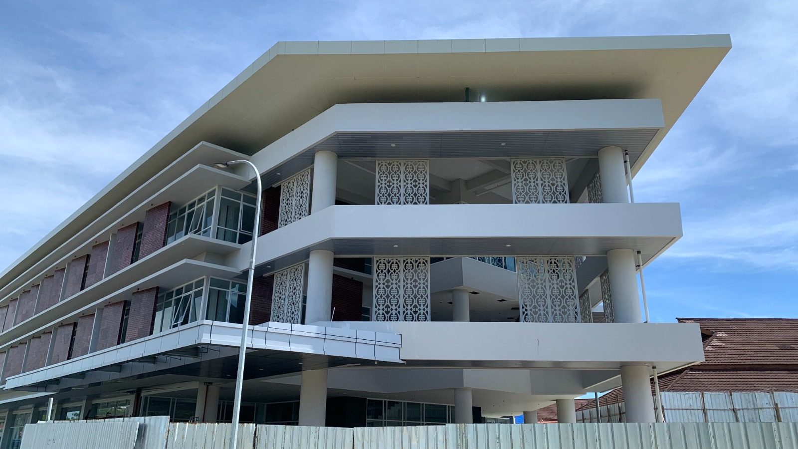 Kondisi terkini gedung pusat diagnostik RSUD Mimika yang sudah dalam tahap penyelesaian. (Foto: Cenderawasih Pos/Moh. Wahyu&nbsp;Welerubun).